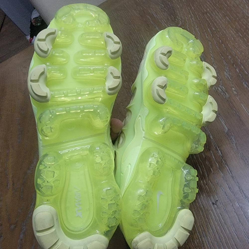 Nike air vapormax, used, no box, like new, 5 men/6.5 women, barely volt - Picture 6 of 10